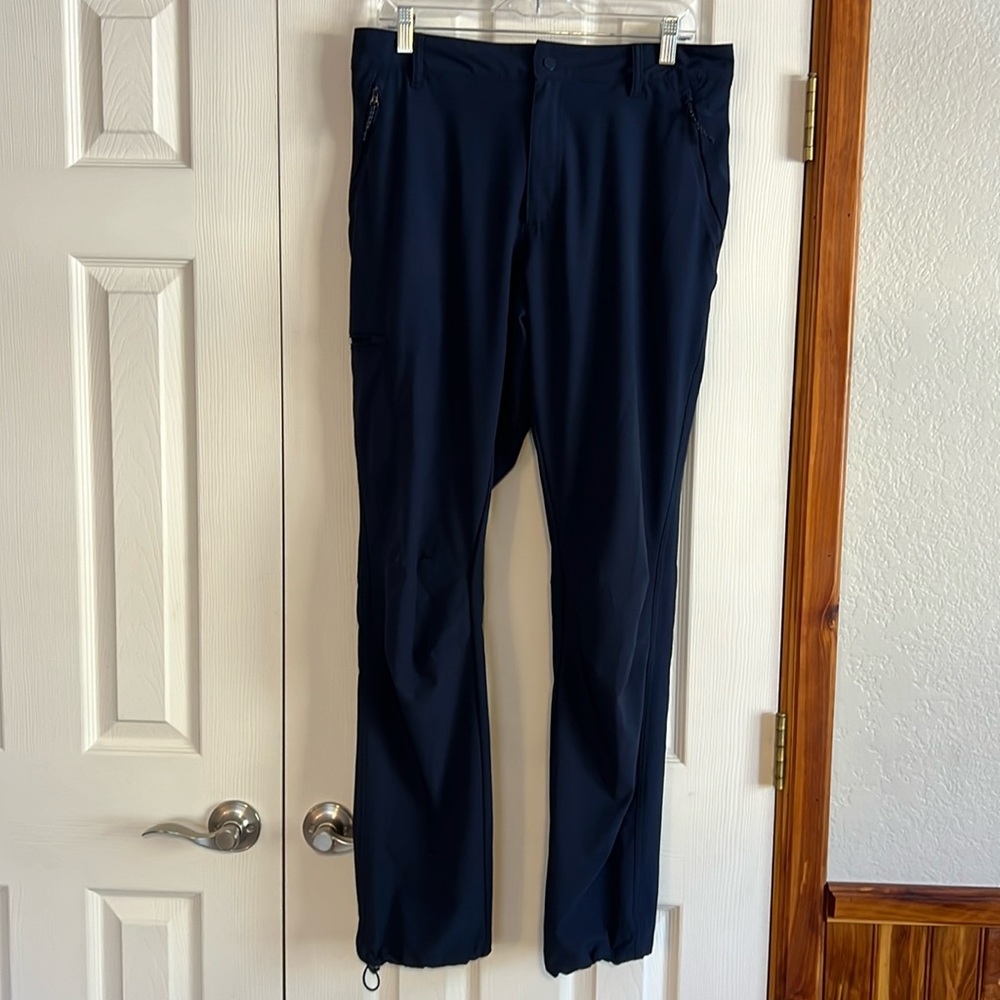 Men’s Navy Columbia Hiking Pants, Size 34.
